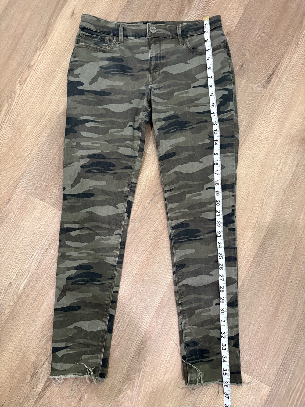 Express Mid-Rise Camo Raw Hem Ankle Skinny Jeans, Size 6